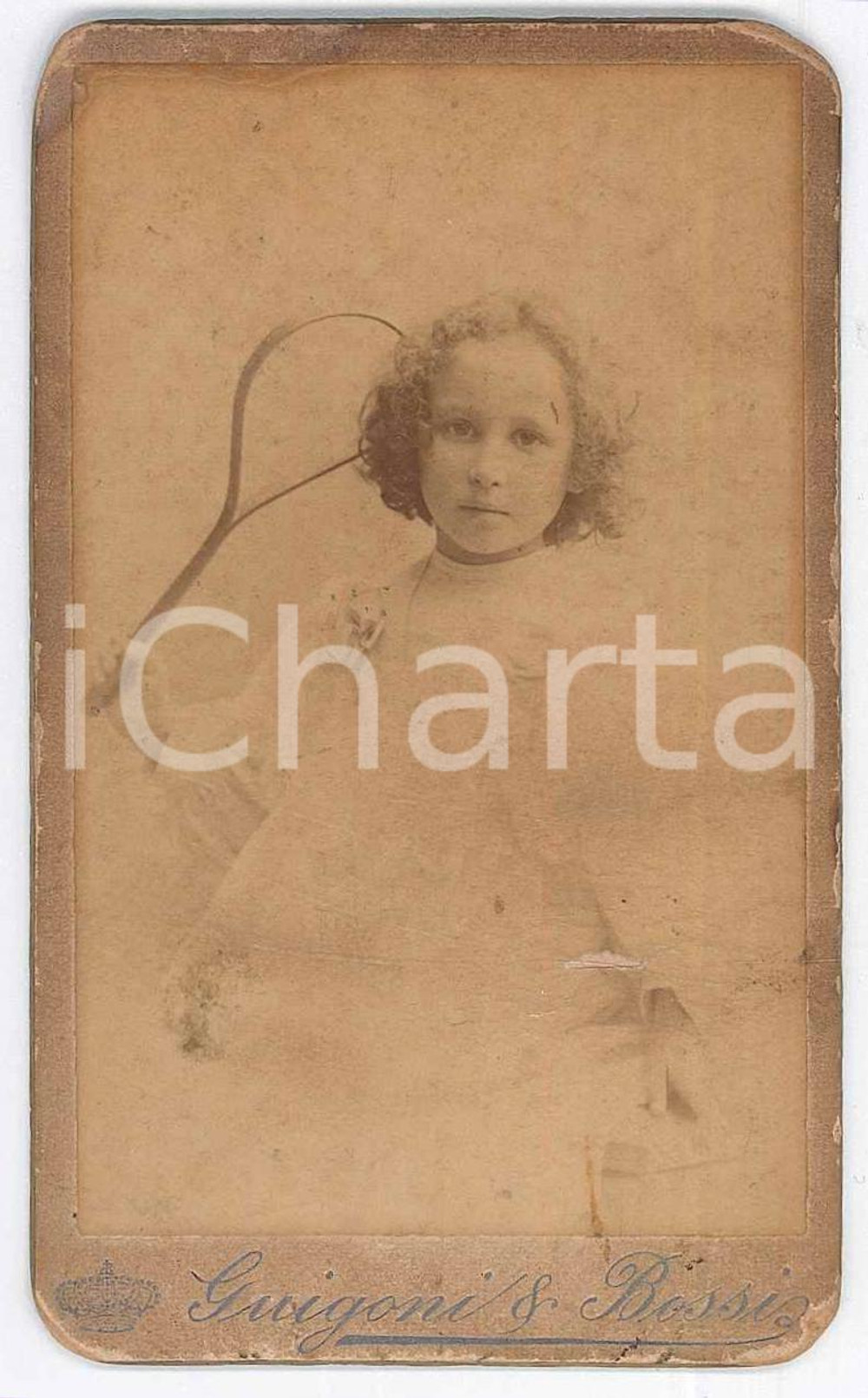 1880 ca MILANO Bambina con racchetta da tennis - Ritratto - Foto GUIGONI & BOSSI Fotografia d'epoca, su cartoncino rigido. CONDIZIONI: FAIR (lievi macchie e sbrecciatura al verso)FORMATO: CDV FAIR/discreto lievi sbrecciature e minima mancanza centrale Formato: 6x10 cm originale e autentica 1