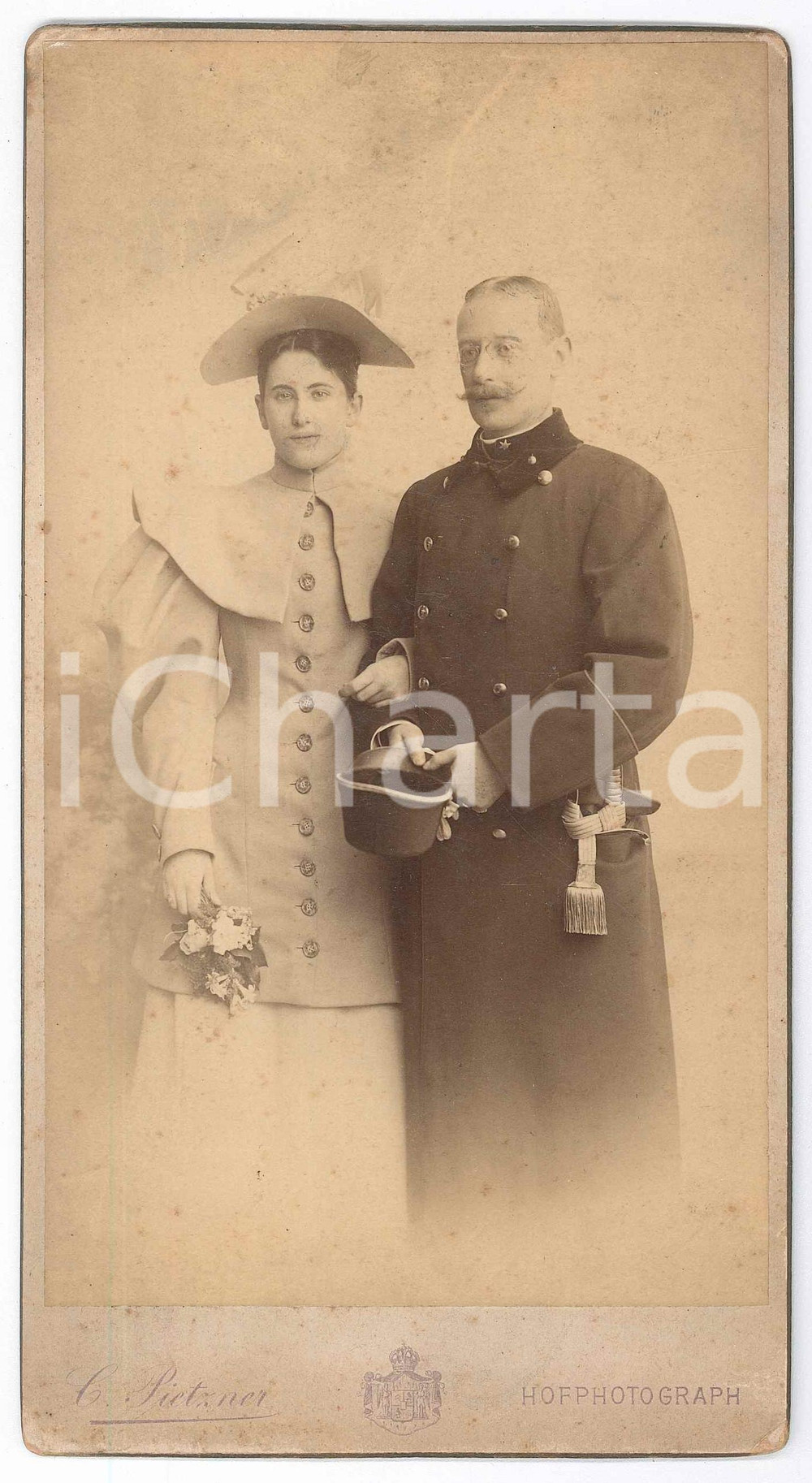 1890 ca WIEN (AUSTRIA) Ritratto di ufficiale con la moglie - Foto PIETZNER 11x21 Fotografia d'epoca, su cartoncino rigido.FOTOGRAFIA: Carl Pietzner - Wien GOOD/buono  Formato: 11x21 cm originale e autentica 1