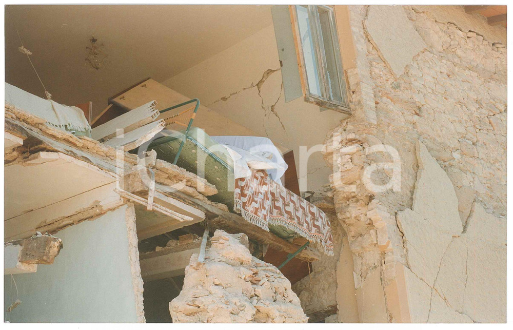 Fotografia d epoca originale 1997 TERREMOTO COLLECURTI MC Interno di un abitazione distrutta Foto 20x12 1