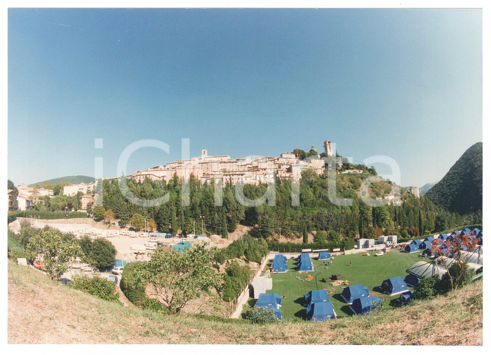 Fotografia d epoca originale 1997 TERREMOTO DI NOCERA UMBRA Tendopoli nel campo da calcio  Foto 25x18 cm 2 1
