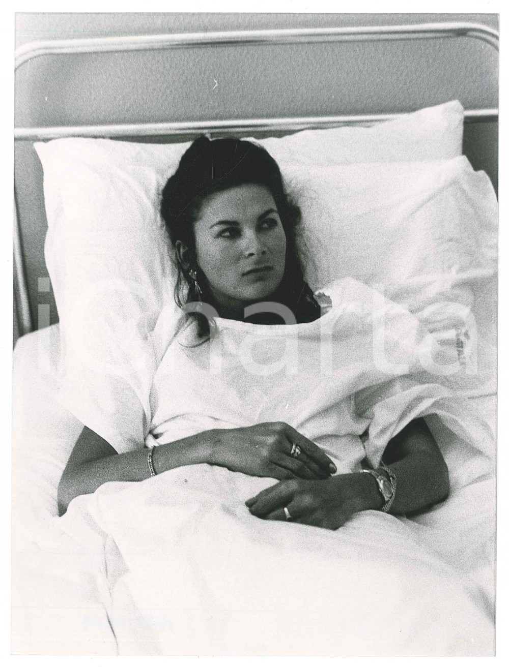 Fotografia d epoca originale 1986 COSTUME ITALIA Katharina MIROSLAWA in ospedale 1 Foto 18x24 cm 1