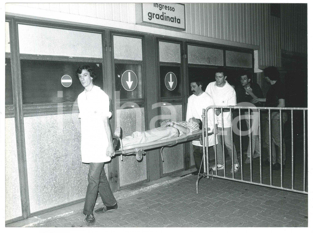 Fotografia d epoca originale 1975 ca ITALIA Concerto di Frank ZAPPA  Soccorsi a un fan  Foto 24x18 cm 1