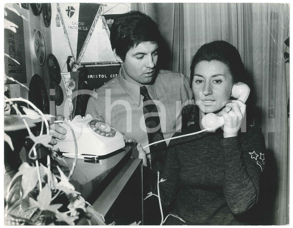 Fotografia d epoca originale 1971 CALCIO JUVENTUS Sandro SALVADORE con la moglie al telefono 1 Foto 1