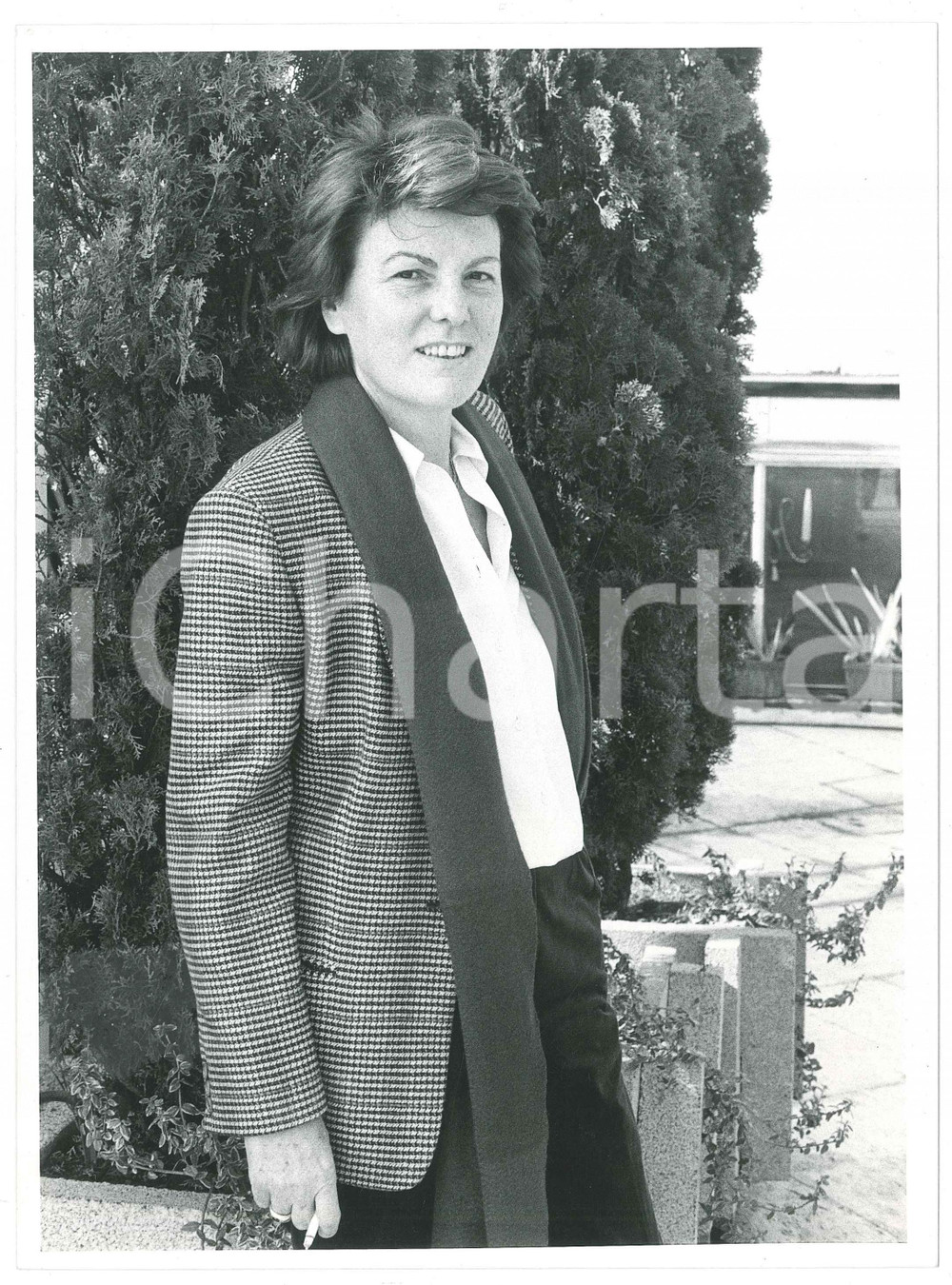 Fotografia d epoca originale 1985 ca MILANO  CINEMA Liliana CAVANI Ritratto della regista  Foto 18x24 2 1