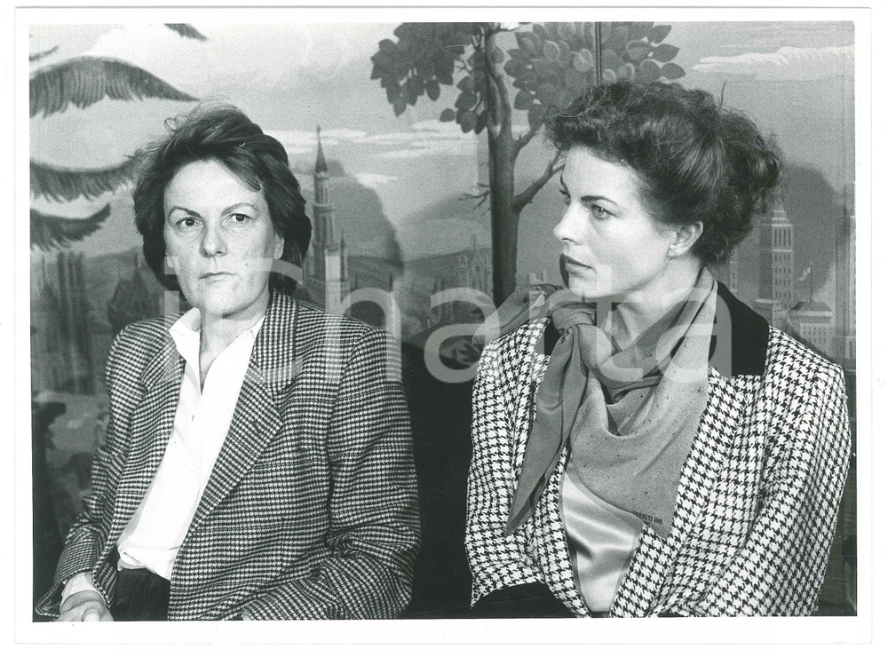 Fotografia d epoca originale 1985 ca MILANO  TERRAZZA MARTINI Liliana CAVANI Gudrun LANDGREBE Foto 24x18 cm 1