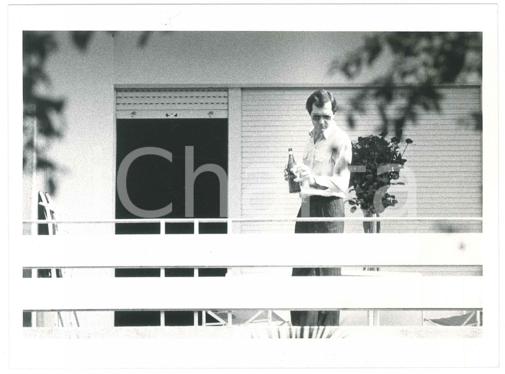 Fotografia d epoca originale 1985 ca ITALIA  COSTUME Filosofo Massimo GALLERANI paparazzato  Foto 24x18 cm 1