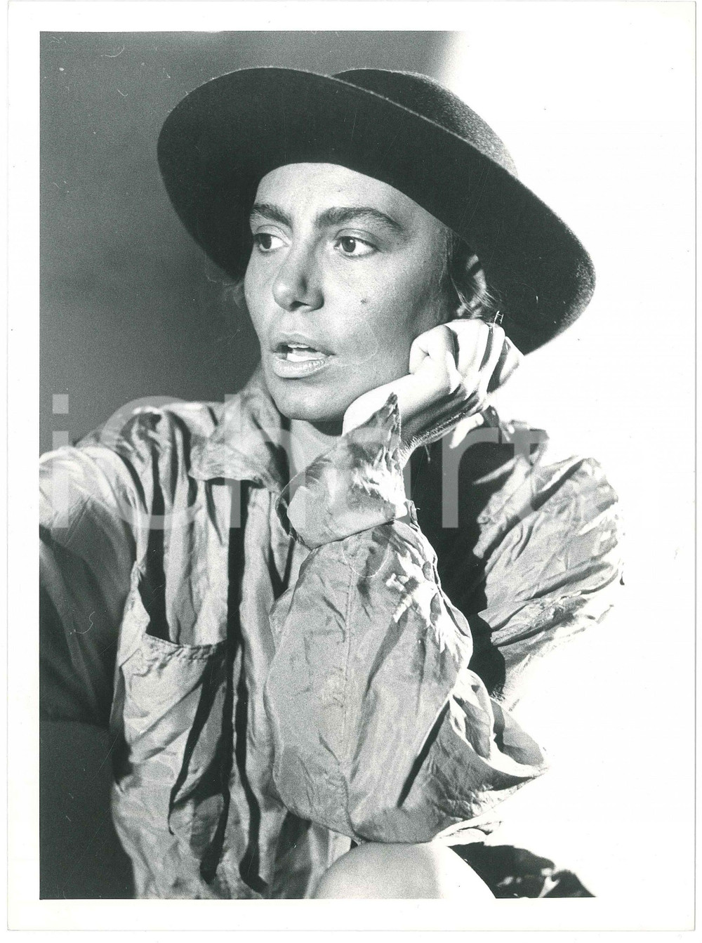 Fotografia d epoca originale 1985 ca MUSICA Loredana BERTÃˆ Ritratto con cappello  Foto 18x24 cm 3 1