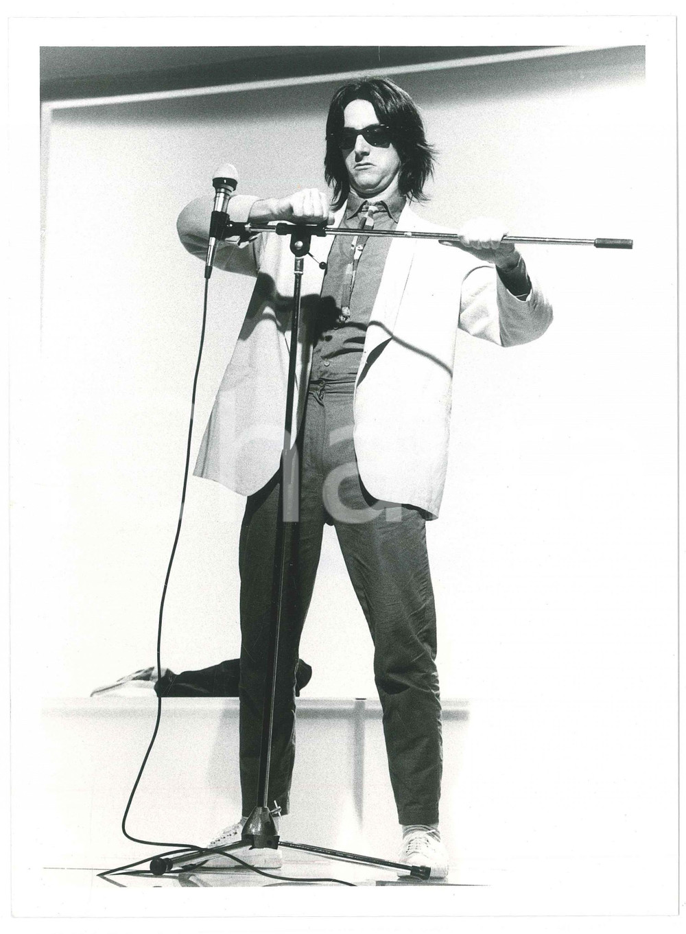 Fotografia d epoca originale 1985 ca MUSICA Alberto FORTIS sul palco con occhiali da sole Foto 18x24 cm 1 1