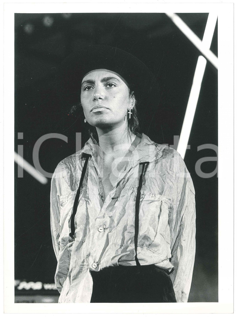Fotografia d epoca originale 1985 ca MUSICA Loredana BERTÃˆ Ritratto con cappello  Foto 18x24 cm 1 1