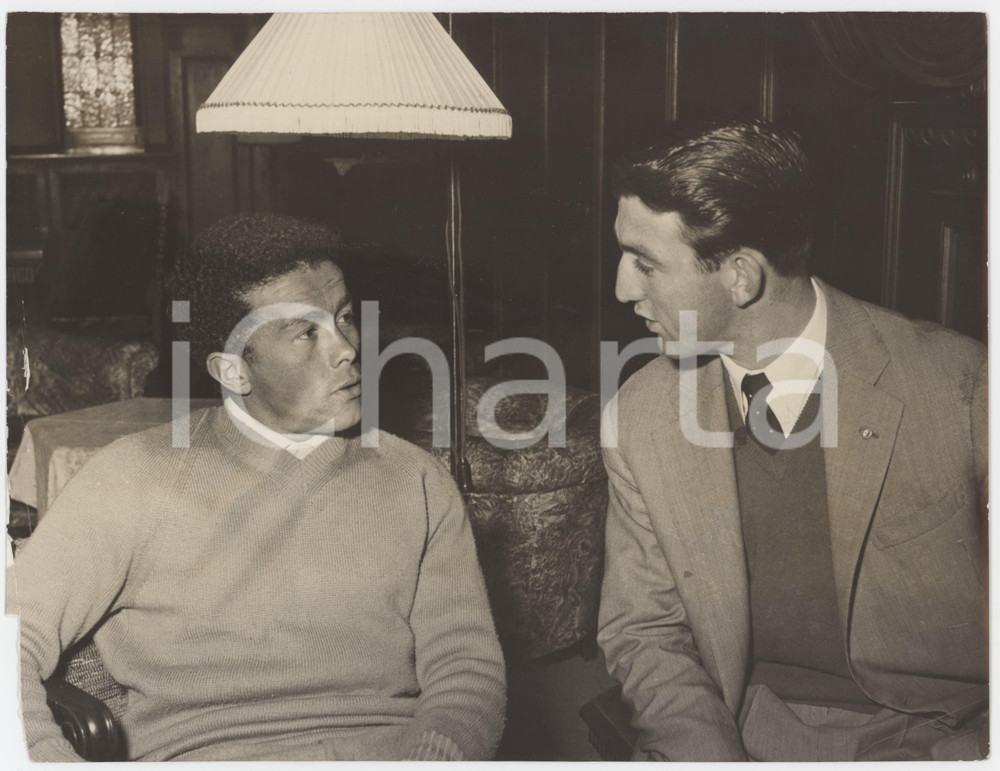 1957 CALCIO NAZIONALE - BERGAMO Miguel MONTUORI Eddie FIRMANI al ritiro - Foto Fotografia originale d'epoca, con didascalia al verso.  POOR/danneggiato piegature e graffi al lato sinistro con mancanza angolare Formato: 24x18 cm originale e autentica 1
