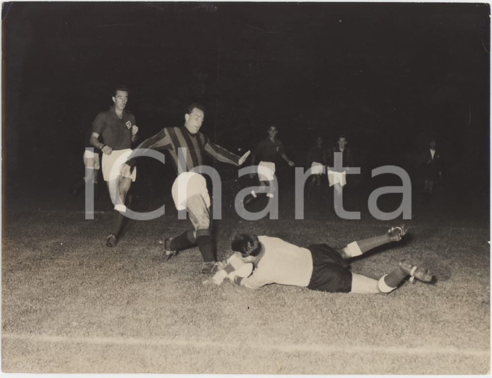 Fotografia d epoca originale 1957 CALCIO SERIE A MILANFIORENTINA Ernesto GRILLO contro Riccardo TOROS  Foto 1