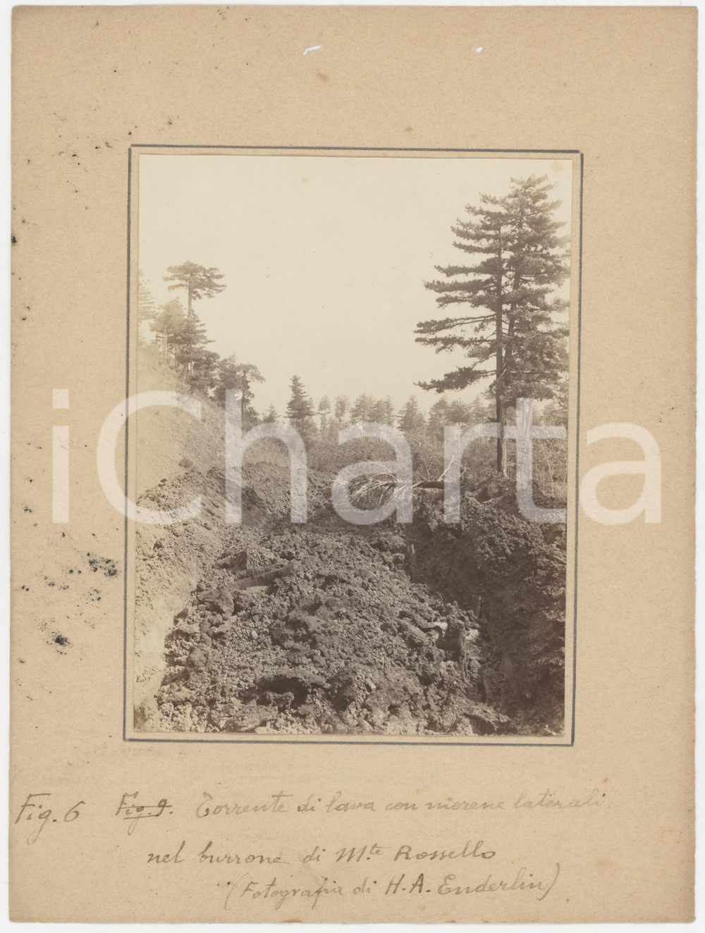 1910 ca Eruzione ETNA - Lava nel burrone di MONTE ROSSELLO - Foto H. A. ENDERLIN Fotografia originale d'epoca, montata su carta, con didascalia originale manoscritta. GOOD/buono macchie al foglio di supporto Formato: 15x21 cm (supporto); 10x13 cm (fotografia) originale e autentica 1