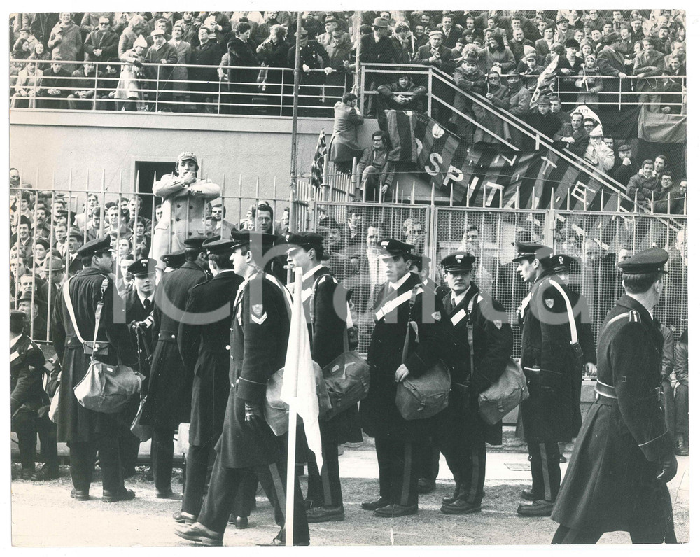 Fotografia d epoca originale 1970 ca CALCIO ATALANTAROMA  Polizia in campo contro gli ULTRAS 30x24 cm 1