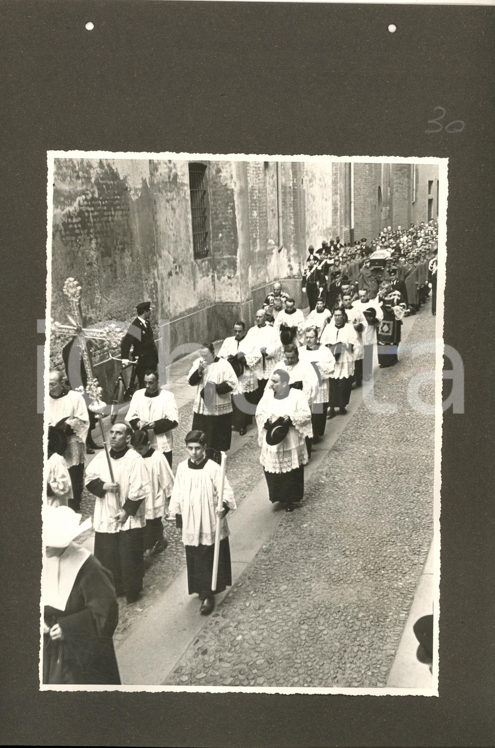 Fotografia d epoca originale 1952 MILANO BRERA Funerali gen. Umberto UTILI  Corteo con sacerdoti  Foto 1