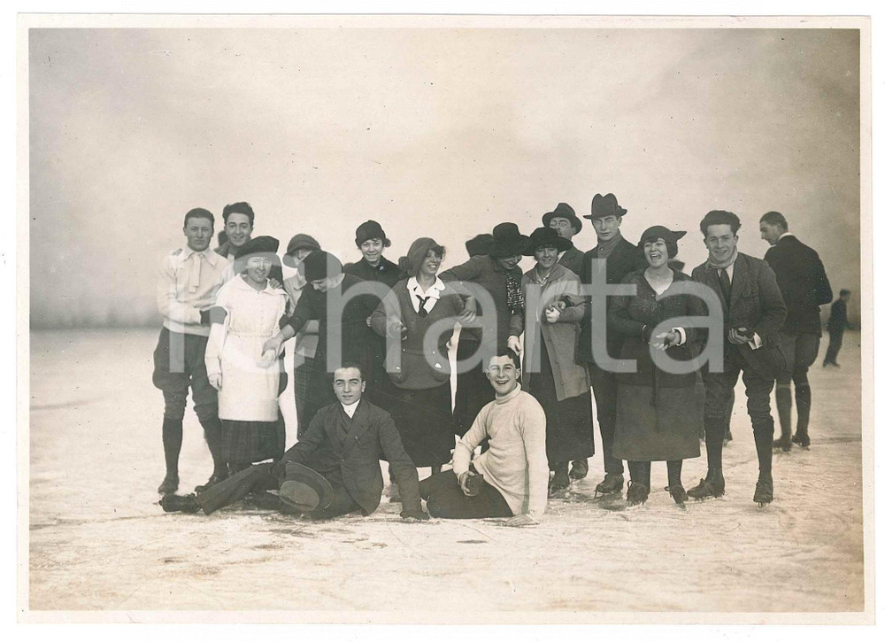 Fotografia d epoca originale 1919 MILANO BAGGIO  PATTINAGGIO  Amici su laghetto ghiacciato Foto 1 1
