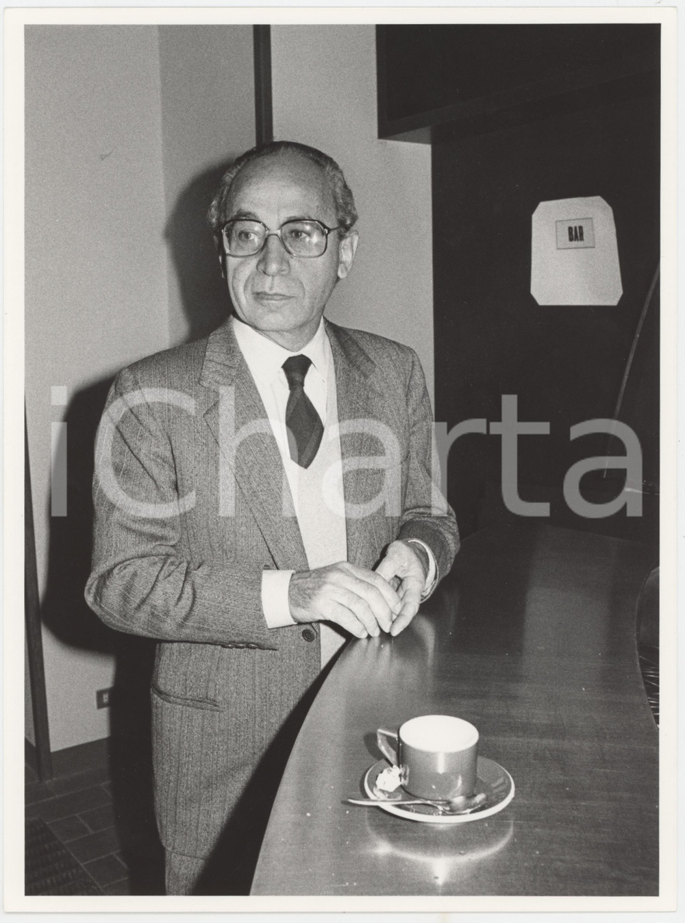 Fotografia d epoca originale 1985 ca DEMOCRAZIA CRISTIANA  Virginio ROGNONI al bar 4 Foto 1