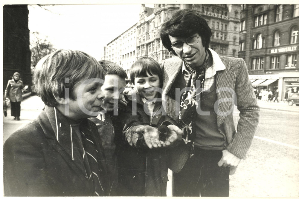 1972 EDINBURGH Eurovision Song Contest - Nicola DI BARI tra i bambini  - Foto Fotografia originale di agenzia, relativa alla partecipazione di Nicola di Bari all'Eurovision. POOR/danneggiato difetti di stampa; piegature angolari Formato: 30x20 cm originale e autentica 1