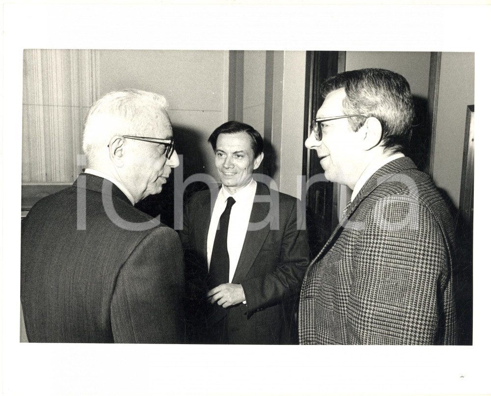 Fotografia d epoca originale 1985 ca COSTUME  RAI TV  Enzo BIAGI Franco ISEPPI negli studi Foto 2 1