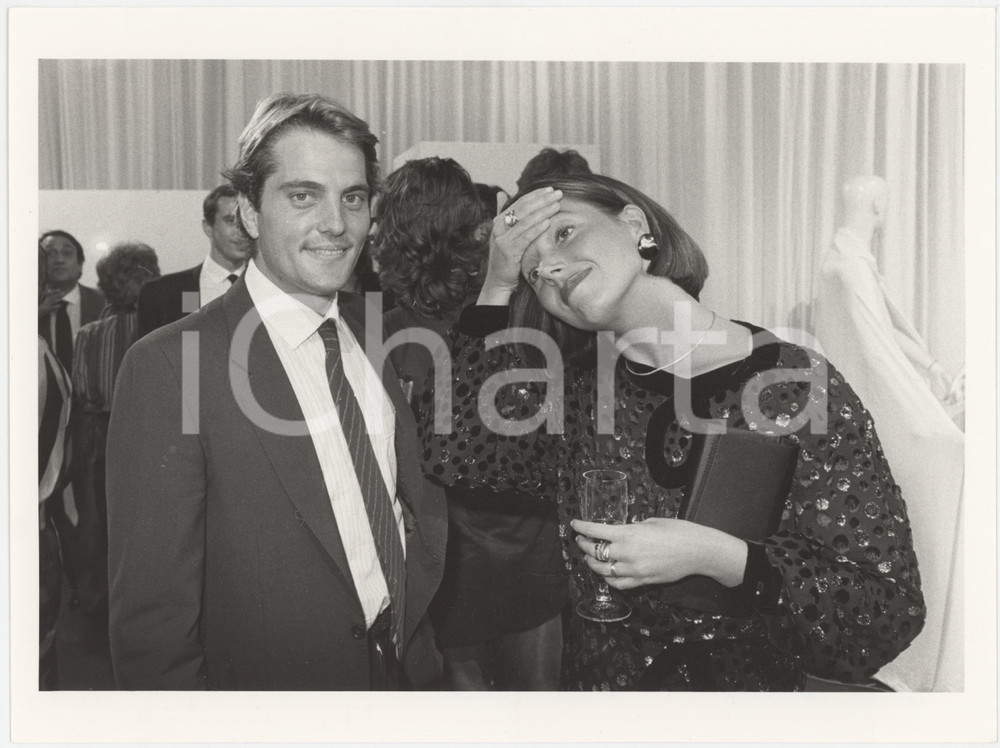 Fotografia d epoca originale 1985 ca ITALIA  COSTUME Laura LATTUADA Saverio VALLONE a un party  Foto 1 1