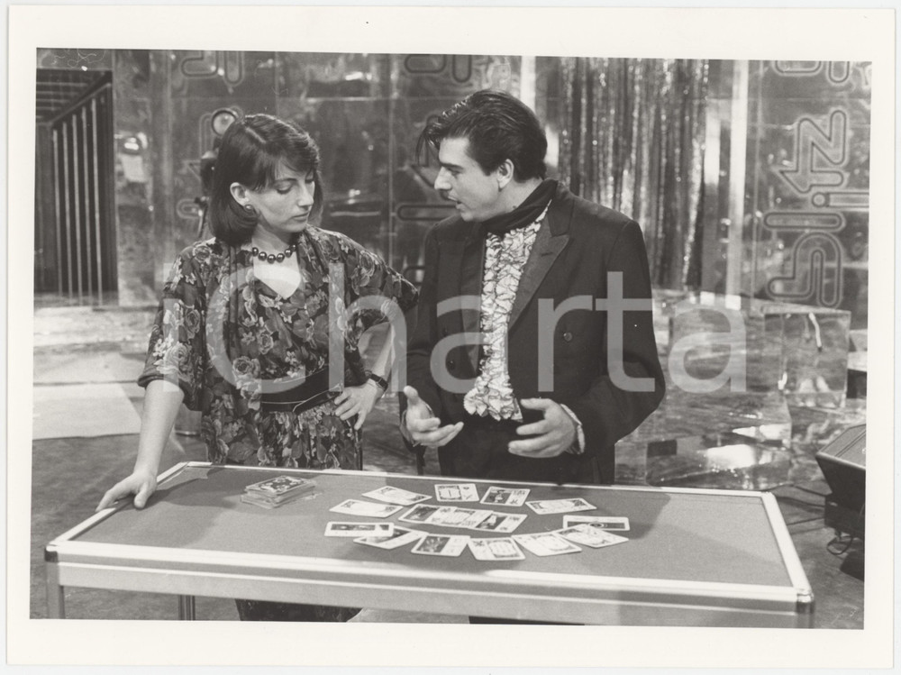 Fotografia d epoca originale 1985 ca RAI  BLITZ Carla URBAN con il Mago Rudolf  Foto 24x18 cm 1