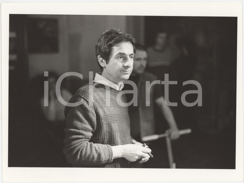 Fotografia d epoca originale 1985 RAI Un cappello pieno di pioggia  Gianni SERRA Ritratto  Foto 24x18 cm 1