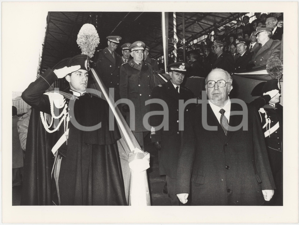 Fotografia d epoca originale 1985 ca MILANO Giovanni SPADOLINI con carabiniere  Foto 24x18 cm 1