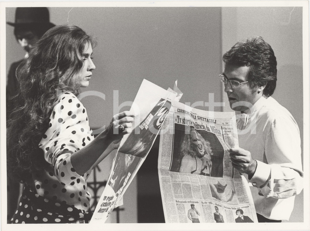 Fotografia d epoca originale 1985 ca MUSICA Al BANO Romina POWER leggono CORRIERE DEGLI SPETTACOLI Foto 1