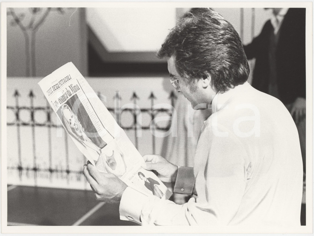 Fotografia d epoca originale 1985 ca MUSICA Al BANO legge CORRIERE DEGLI SPETTACOLI Foto 24x18 cm 1 1