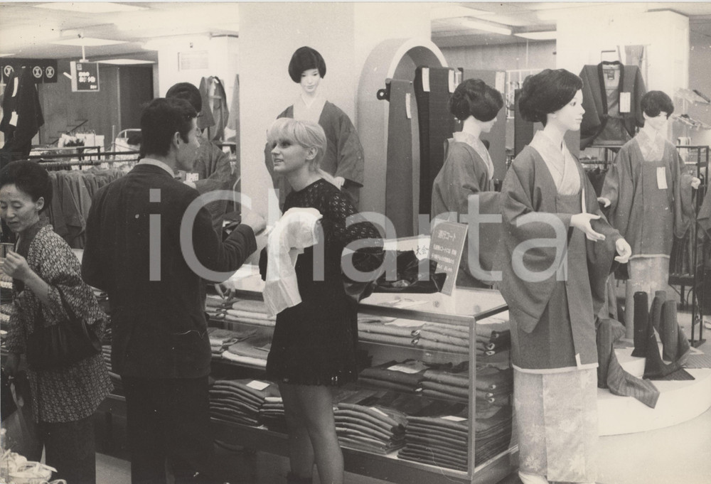 Fotografia d epoca originale 1969 TOKYO Carmen VILLANI visita la cittÃ   Foto 30x20 cm 1 1