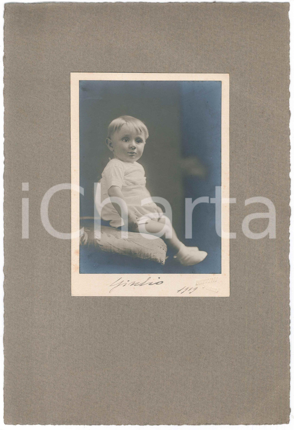 Fotografia d epoca originale 1919 ROMA Ritratto di bambino su cuscino  Fotografia BETTINI 21x31 cm 1