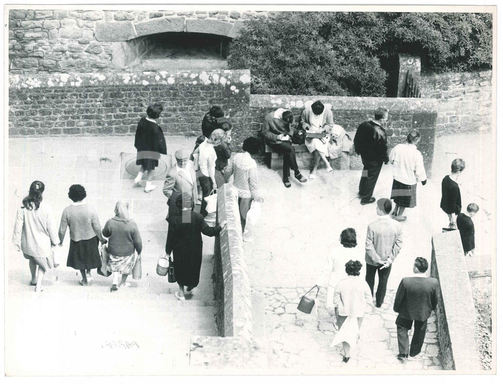 Fotografia d epoca originale 1963 MONT SAINTMICHEL FRANCE Turisti in attesa  Foto ARTISTICA 24x18 cm 1