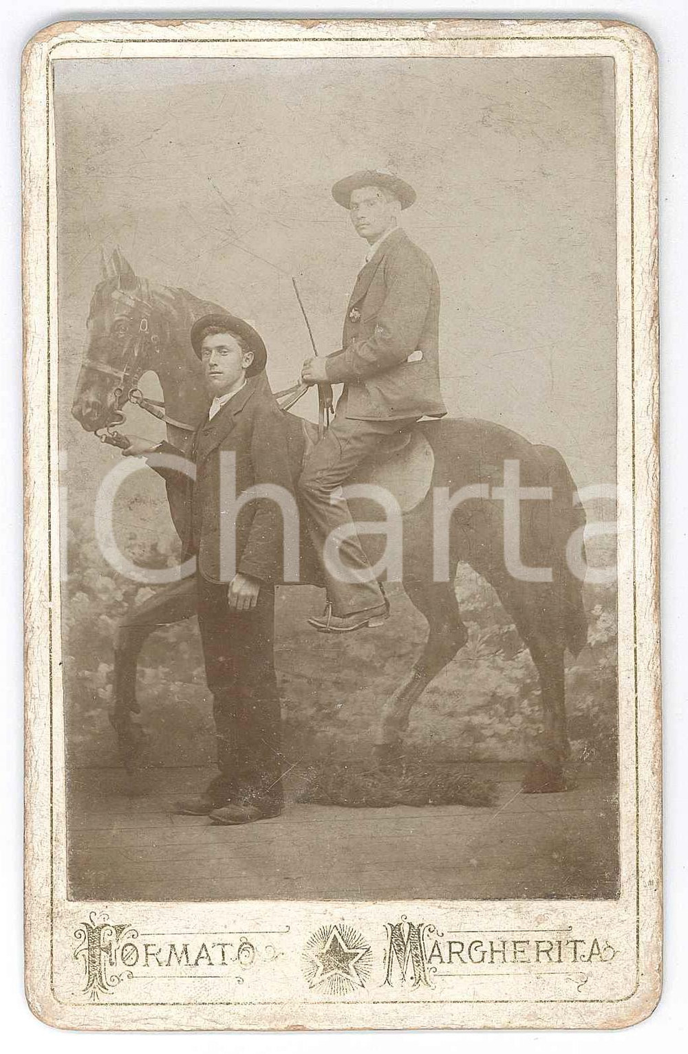 Fotografia d epoca originale 1890 ca COSTUME ITALIA Coppia di uomini con cavallo  Foto su sagoma 8x13 cm 1
