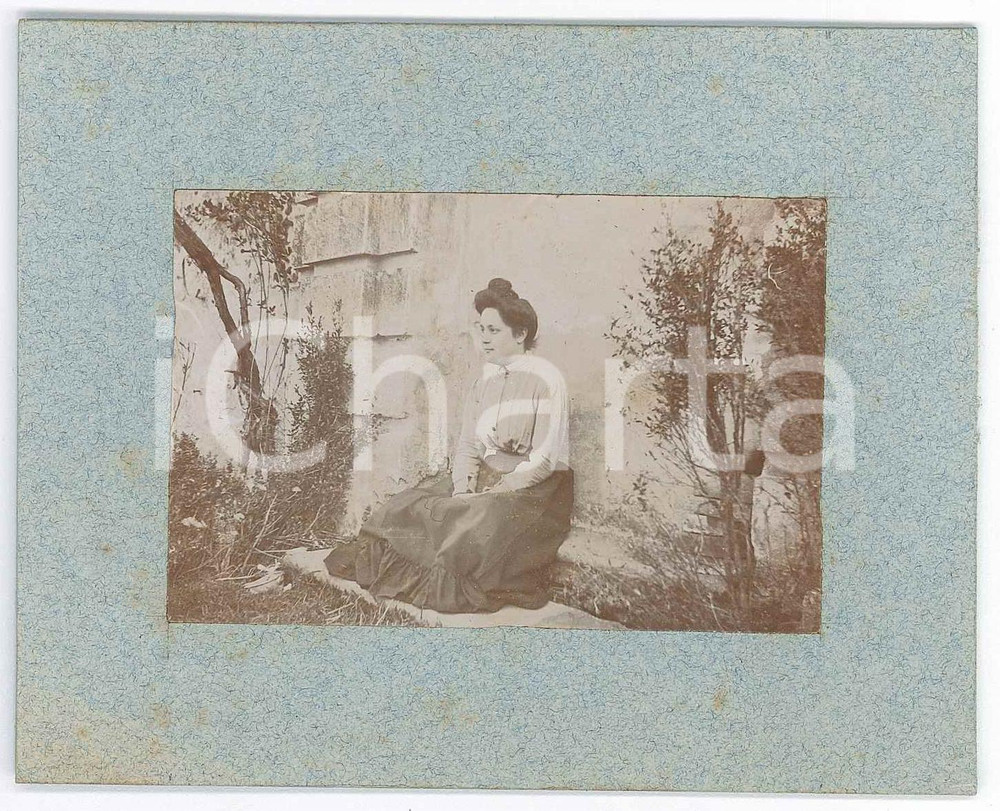 Fotografia d epoca originale 1900 ca ITALIA Giovane donna seduta in giardino  Fotografia anonima 12x9 cm 1
