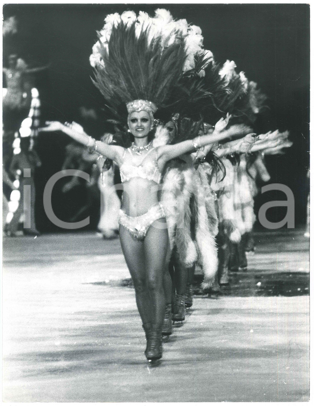 Fotografia d epoca originale 1975 ca MILANO Holiday on ice  Zuzanna LAVCKOVA durante lo spettacolo  Foto 1