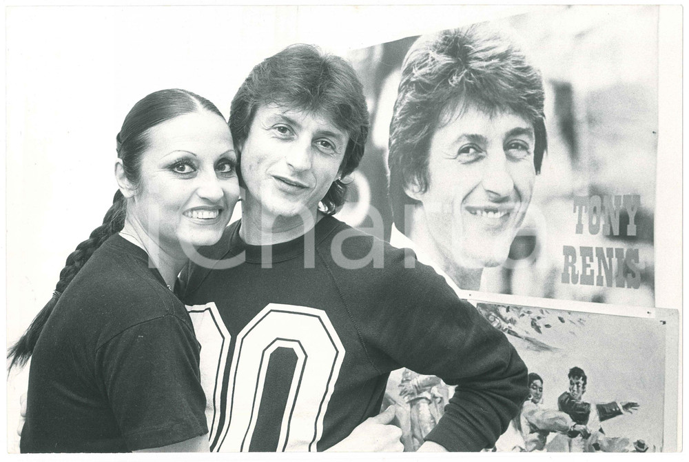 Fotografia d epoca originale 1975 ca ITALIA  MUSICA Tony RENIS Elettra MORINI Foto 30x20 cm 1