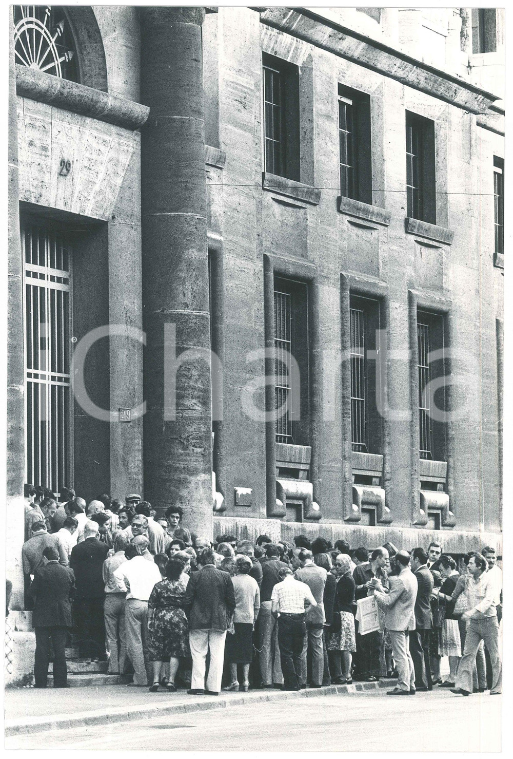 1978 MILANO Cittadini in fila agli uffici del Catasto - Foto 20x30 cm Fotografia d'epoca.  FAIR/discreto Lievi smussature agli angoli FORMATO: 20x30 cm originale e autentica 1