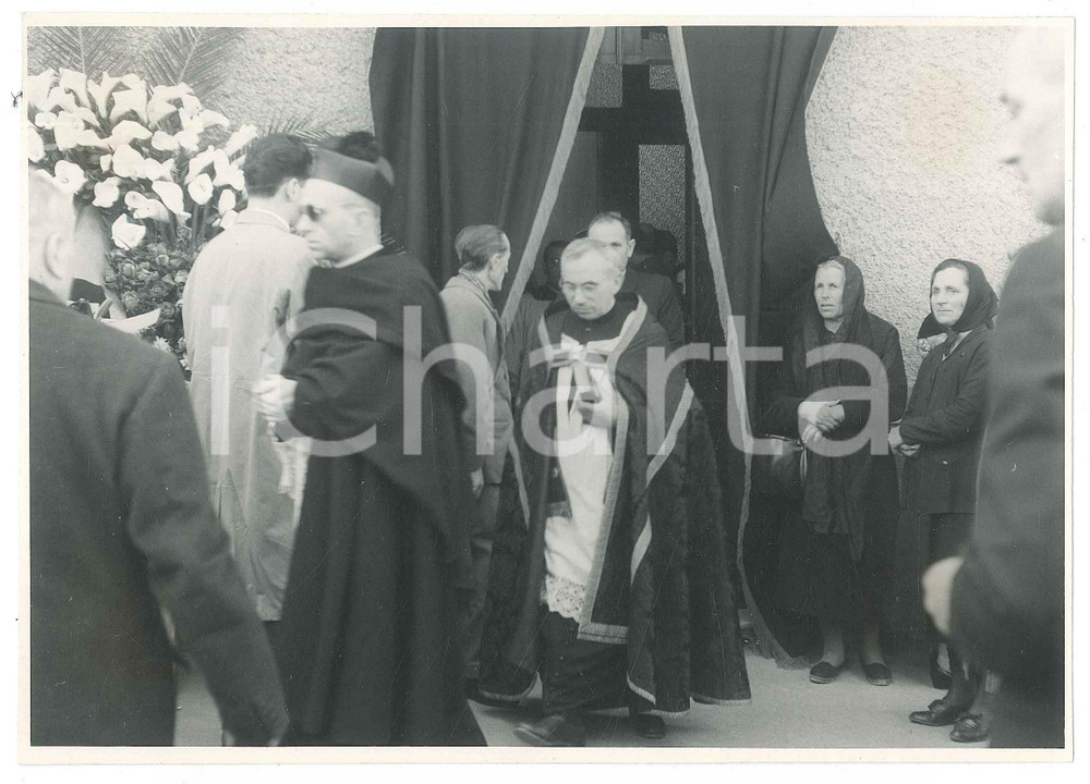 Fotografia d epoca originale 1950 ca STRADELLA PV Funerali  Sacerdoti  Foto 18x13 cm 1