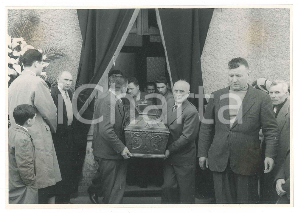 Fotografia d epoca originale 1950 ca STRADELLA PV Funerali  Uscita del feretro  Foto 18x13 cm 1