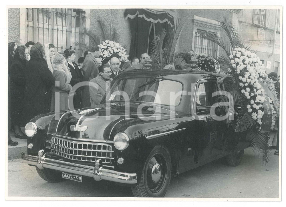 Fotografia d epoca originale 1950 ca STRADELLA PV Funerali  Partenza del corteo  Foto 18x13 cm 1