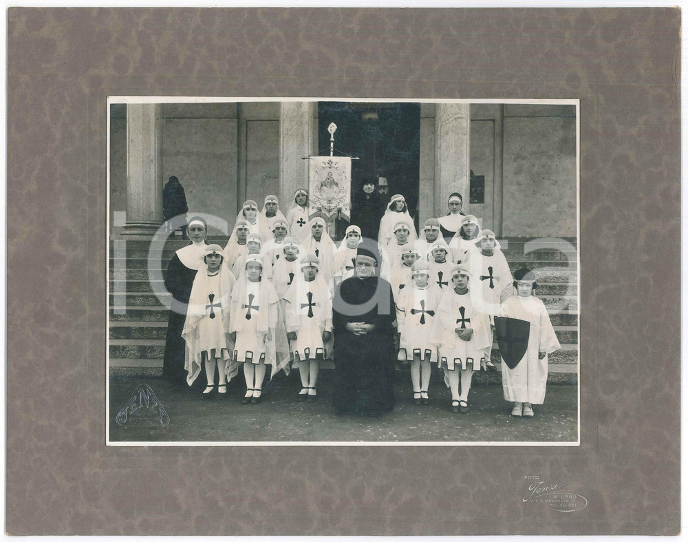 Fotografia d epoca originale 1920 ca MILANO Gruppo di crociatine con sacerdote  Foto JENZI 33x26 cm 1