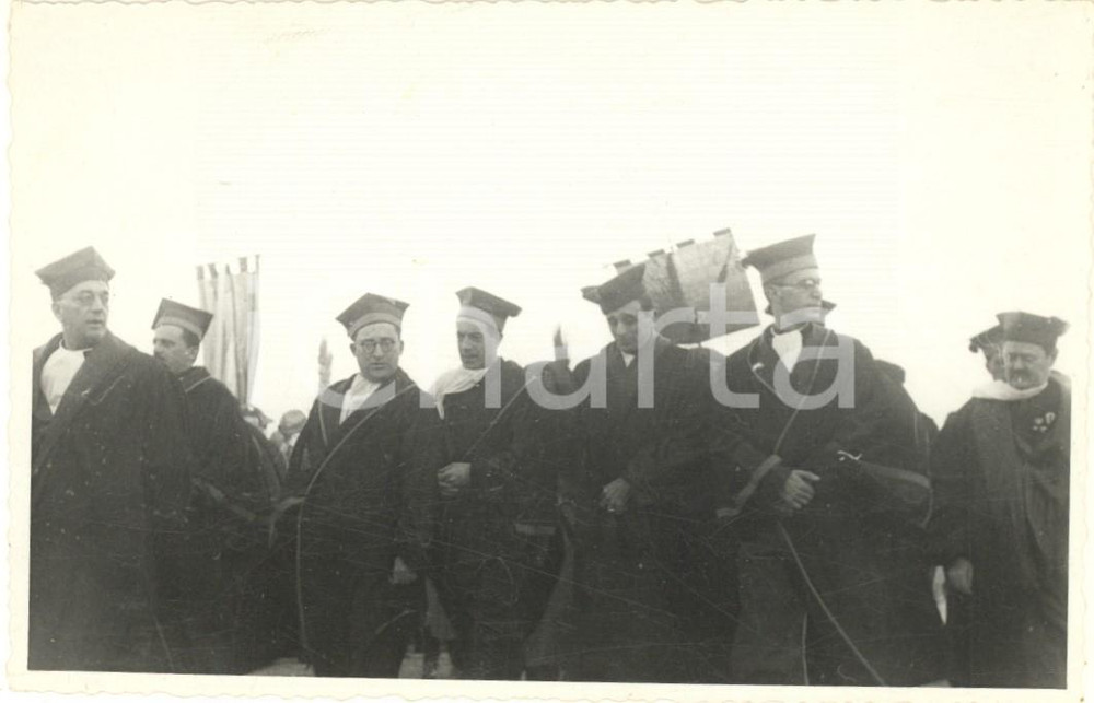 Fotografia d epoca originale 1940 ca GOLIARDIA TRIESTE Consegna gonfalone Giurisprudenza  Foto 14x9 2 1