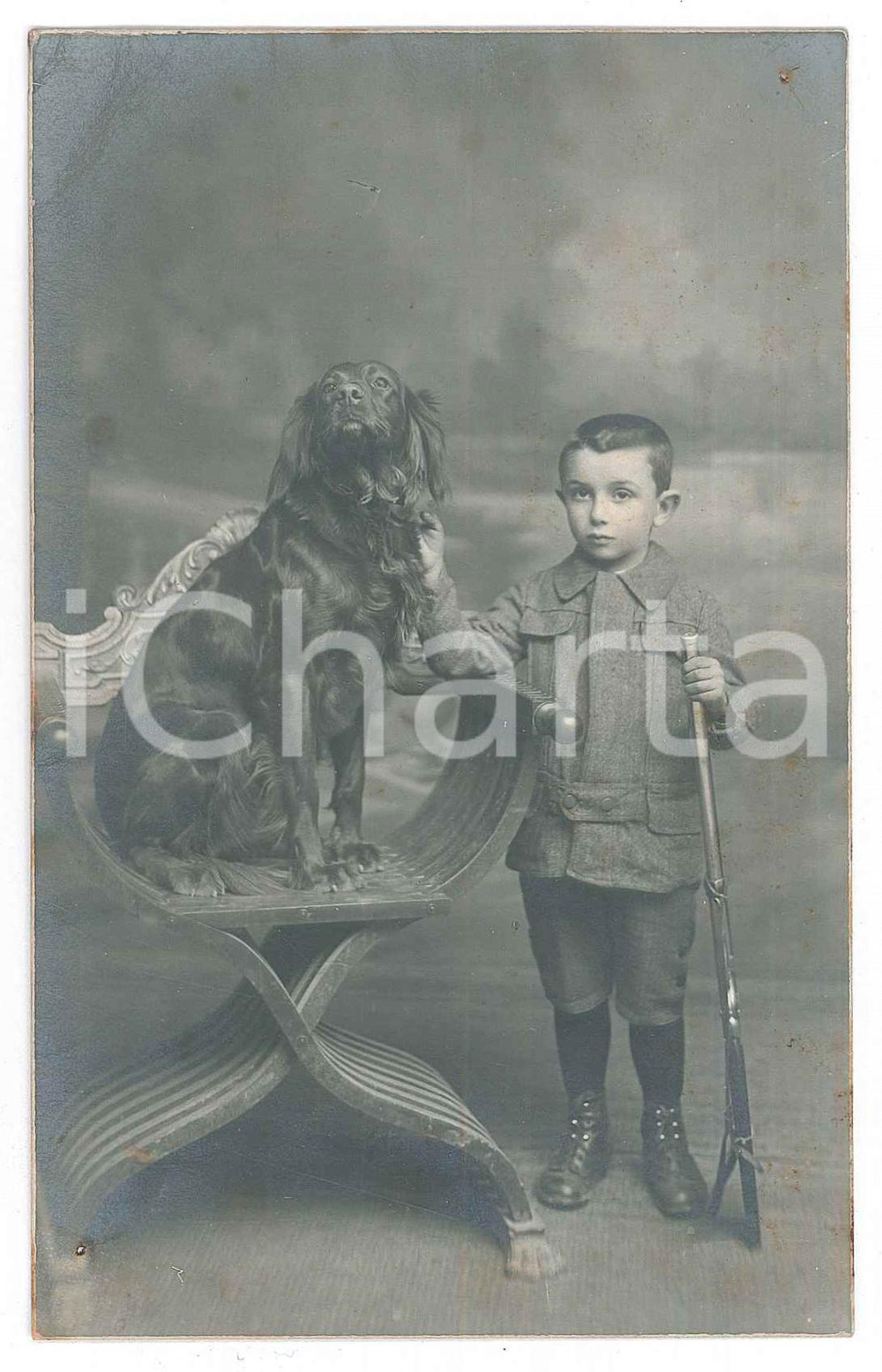 1921 COSTUME ITALIA Bambino con il suo cane in poltrona *Foto  9x14 cm  Fotografia originale d'epoca, in formato cartolina postale. FAIR/discreto piccoli fori angolari e lievi macchie Formato: 9x14 cm originale e autentica 1