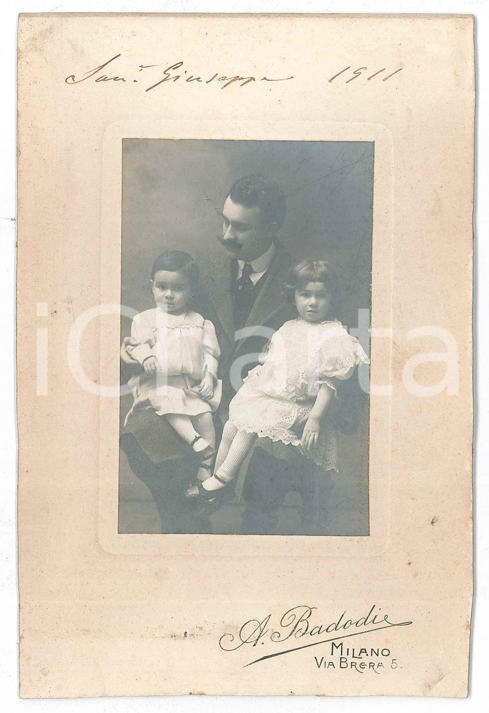 Fotografia d epoca originale 1911 MILANO  FESTA DEL PAPÃ€ Ritratto di padre con figlie  Foto A. BADODI 1