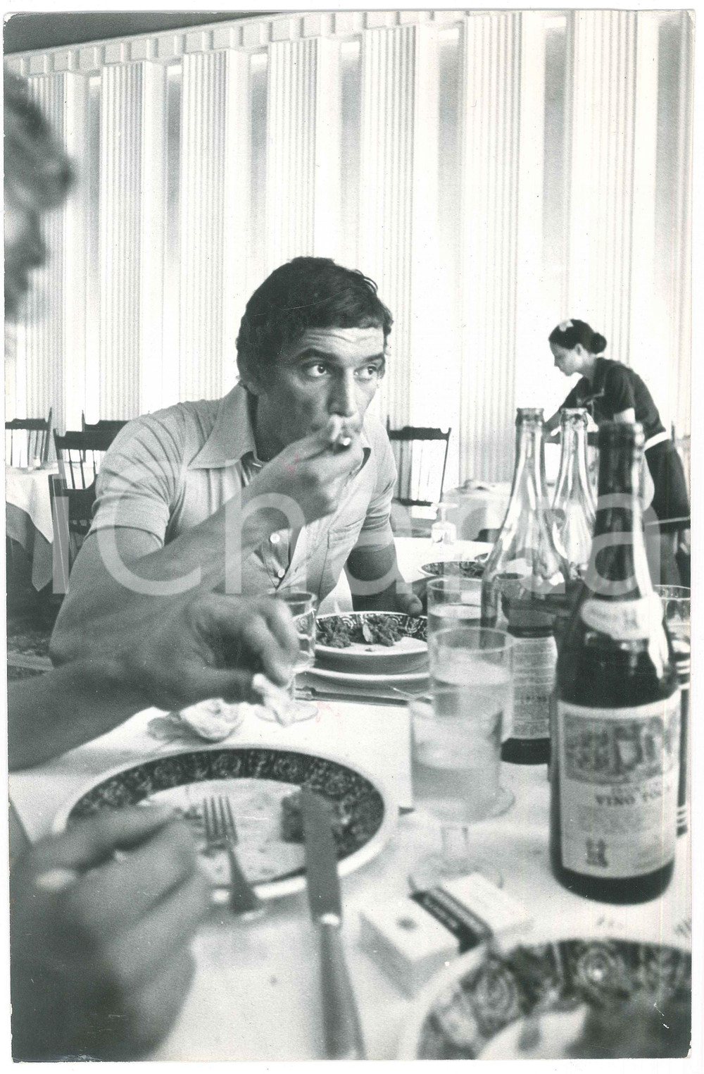 1970 ca ITALIA - CALCIO Gigi RIVA al ristorante - Foto 20x30 cm (1) Fotografia d'epoca.  FAIR/discreto Smussature e piegature agli angoli Formato: 20x30 cm originale e autentica 1