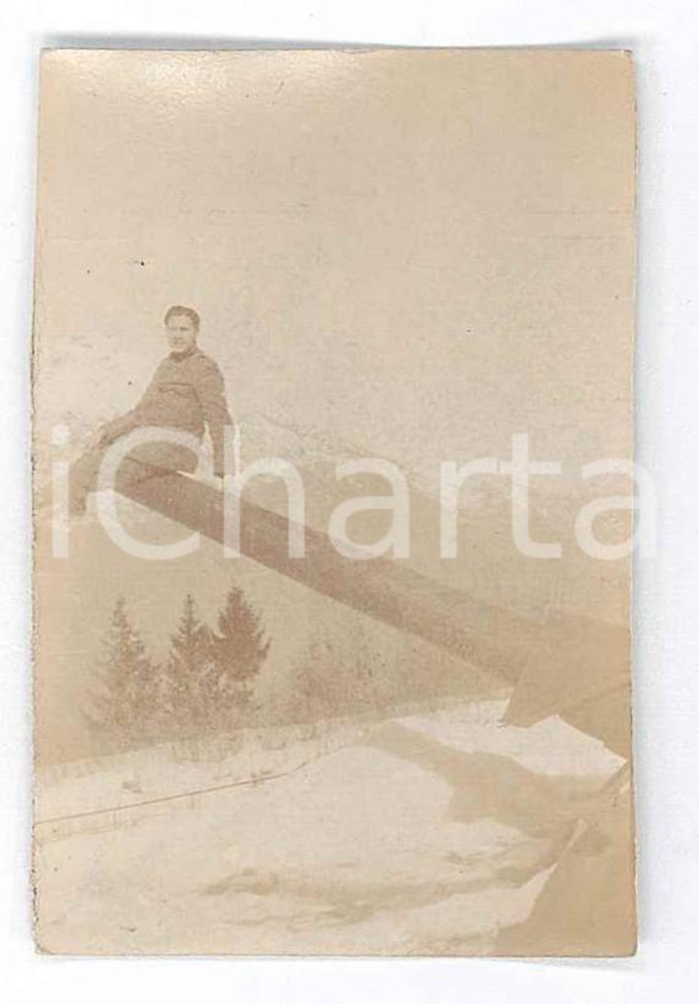 Fotografia d epoca originale Gennaio 1918 WW1 ZONA DI GUERRA Ufficiale posa su un cannone Foto 4x6 cm 1