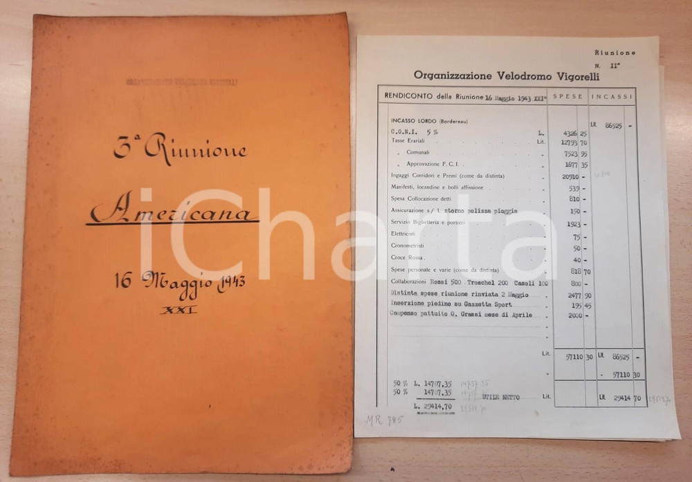 1943 CICLISMO MILANO Velodromo Vigorelli - Organizzazione 3^ Riunione Americana Fascicolo originale d'epoca, contenente vari documenti relativi all'organizzazione di una gara presso il velodromo Vigorelli di Milano il 16 maggio 1943, con copertina in cartoncino.Sono presenti nel fascicolo: distinte ingaggi e premi, distinte spese sostenute e ordine del programma.PAGINE: 8  FAIR/discreto lievi piegature e tracce d'uso; fioriture in copertina Formato: 25x34 cm originale e autentica 1