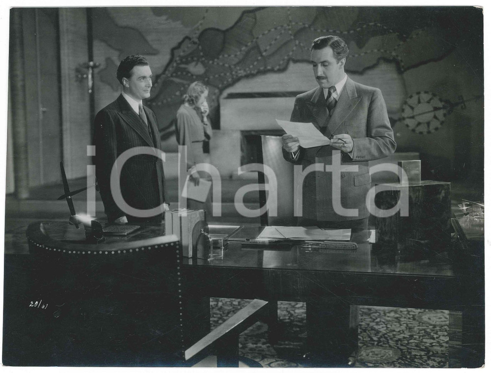 Fotografia d epoca originale 1940 ca CINEMA  ITALIA  Imprenditore analizza un progetto  Foto 20x15 cm 1