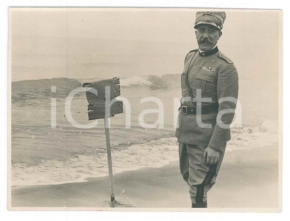 Fotografia d epoca originale 1940 ca WW2 ITALIA REGIO ESERCITO Ufficiale di artiglieria in riva al mare Foto 1