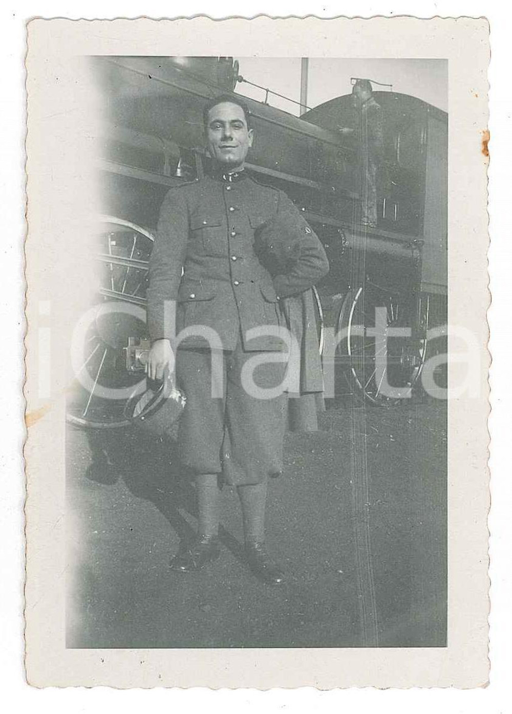 Fotografia d epoca originale 1932 CHIVASSO  FERROVIE  Ufficiale con locomotiva  Foto 6x9 cm 1