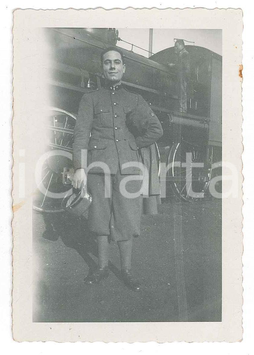 Fotografia d epoca originale 1932 CHIVASSO  FERROVIE  Ufficiale con locomotiva  Foto 6x9 cm 1